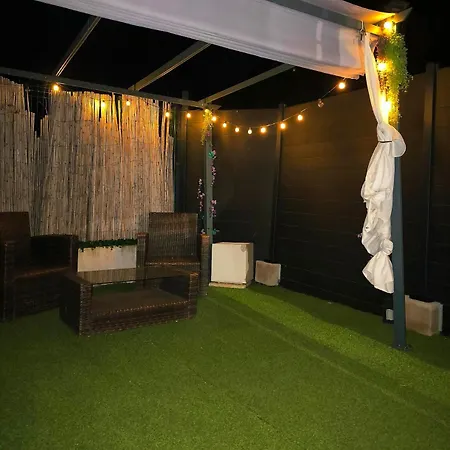Renove Avec Jardin Proche De La Apartman *